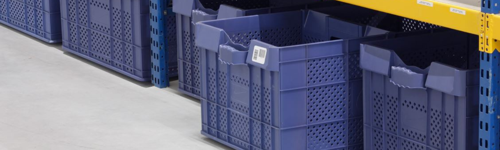 Verrijdbare magazijnbak onder stellingen