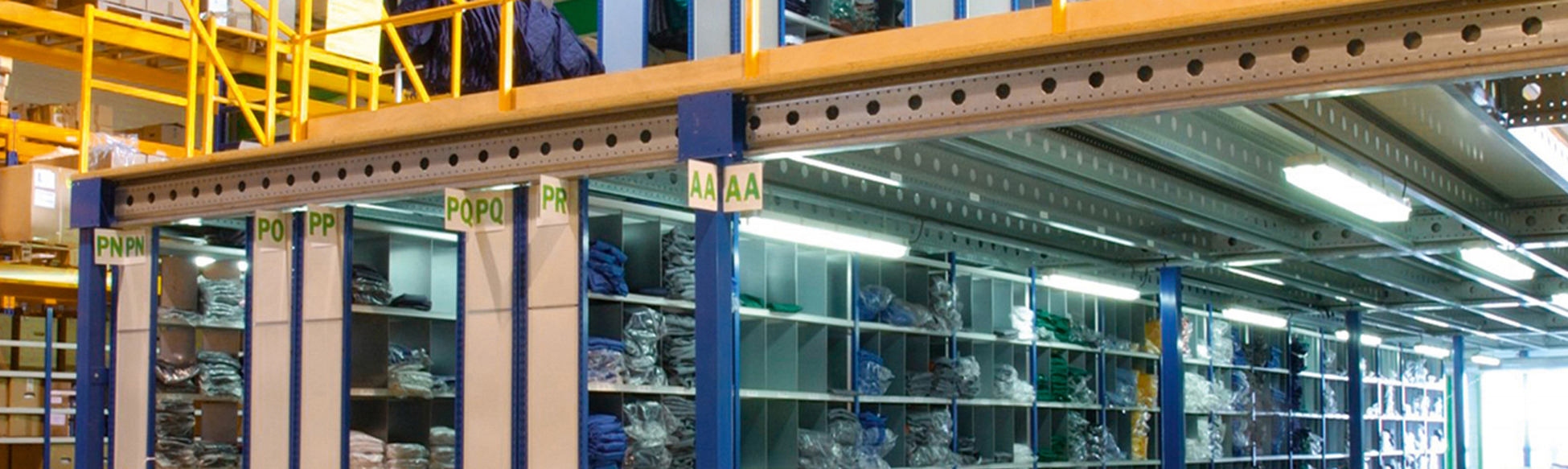 Magazijninrichting: kunststof en staal