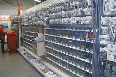 Opslagsysteem met doorzichtige kantelbare magazijnbakjes magazijnbakjes