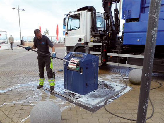 Ondergrondse container schoonmaken